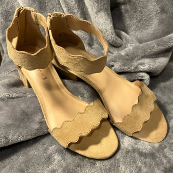 Beautiful NWT versatile neutral sandal in 10 Wide (fits like an 11W) - Picture 1 of 4